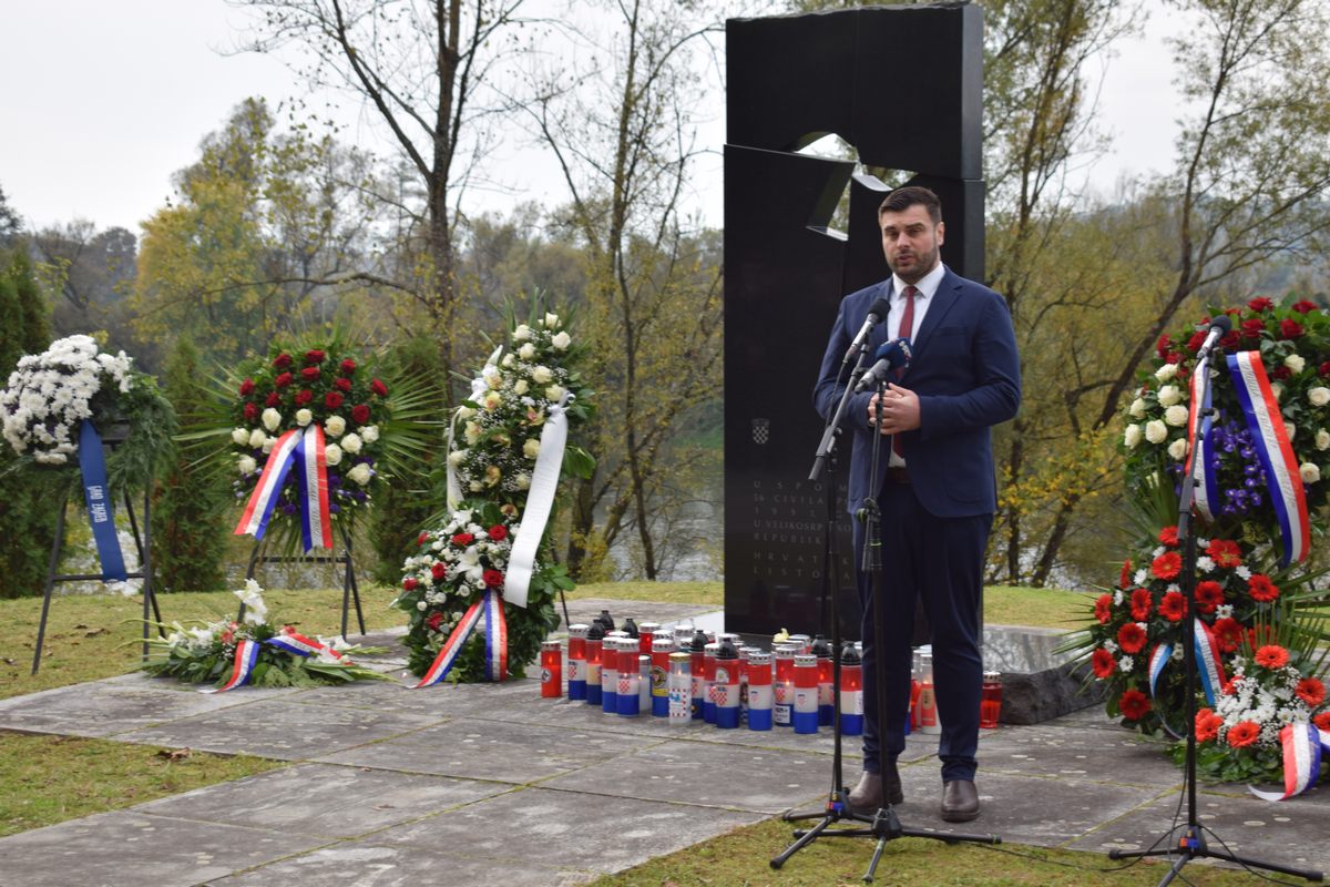 Župan Ivan Celjak je, kao izaslanik predsjednika Hrvatskog sabora Gordana Jandrokovića, u petak, 21. listopada 2022. godine, sudjelovao u obilježavanju 31. godišnjice stradanja civila Pounja, čija su tijela ekshumirana u proljeće 1997. godine iz masovne grobnice u Baćinu, naselju na području općine Hrvatska Dubica.
