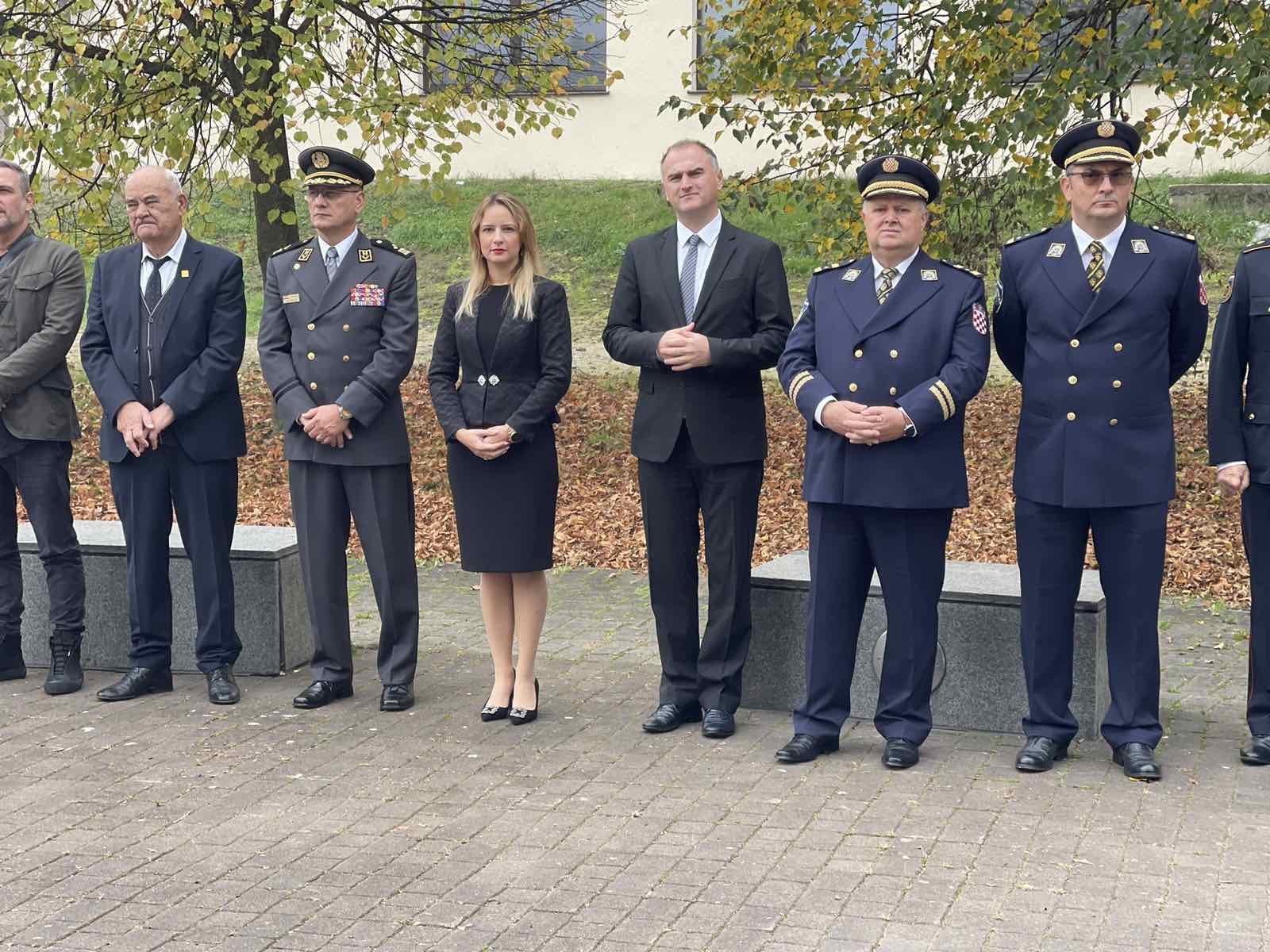 U povodu Dana hrvatskih branitelja Sisačko-moslavačke županije, danas su na Gradskom groblju Viktorovac položeni vijenci i zapaljene svijeće, a odavanje počasti poginulim hrvatskim braniteljima nastavljeno je kod spomen obilježja na Trgu dr. Franje Tuđmana u Sisku.