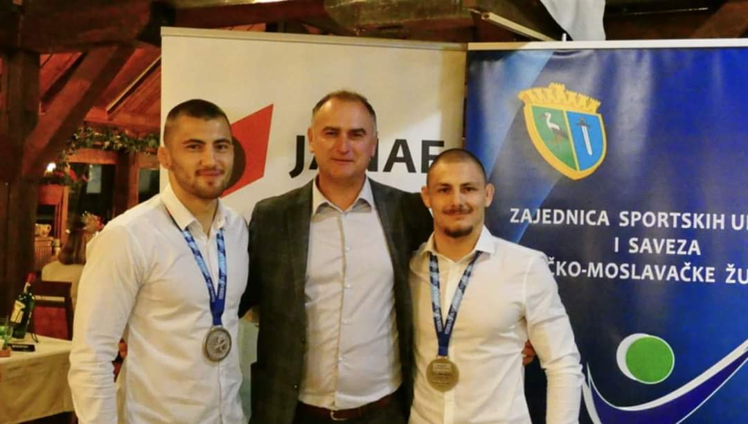 Mladi petrinjski hrvači Pavel Puklavec i Karlo Kodrić, članovi HK „Petrinja“ i reprezentativci Hrvatske, osvojili su srebrne medalje na Prvenstvu svijeta za mlađe seniore (U-23) u hrvanju grčko-rimskim načinom, u kategorijama do 72, odnosno do 82 kg. Prvenstvo svijeta, na kojem su naši Pavel i Karlo postali mlađeseniorski svjetski doprvaci, održano je u španjolskoj Pontevedri.