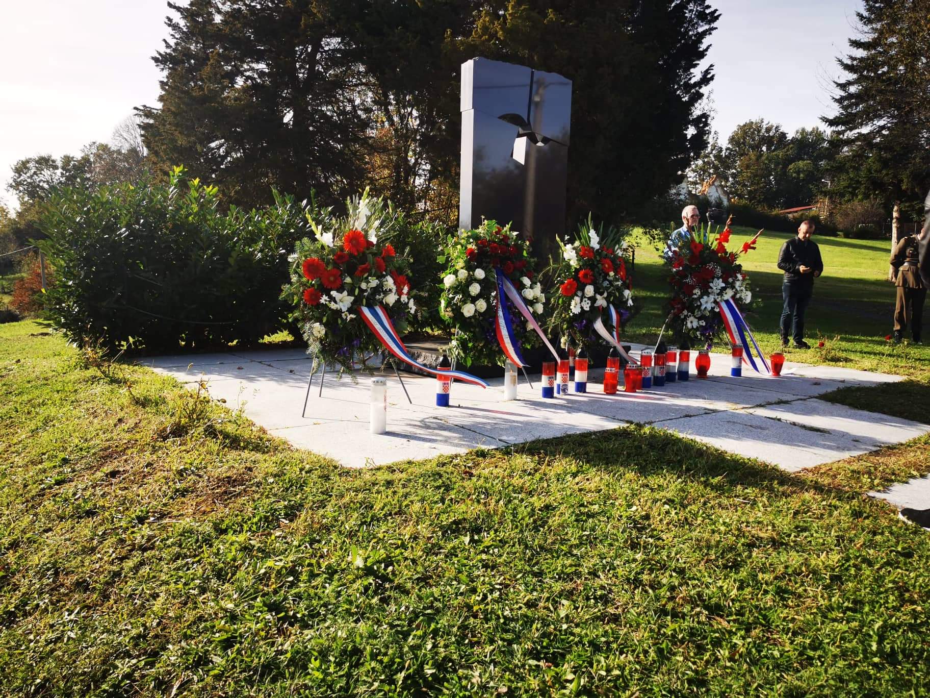 Vijećnica u Županijskoj skupštini Sanja Štingl-Vlašić je u subotu, 1. listopada 2022. godine, kod spomen-obilježja „Golubica“ u Maloj Solini (Grad Glina) nazočitla polaganju vijenaca u spomen na poginule hrvatske branitelje i civile Male Soline u Domovinskom ratu.