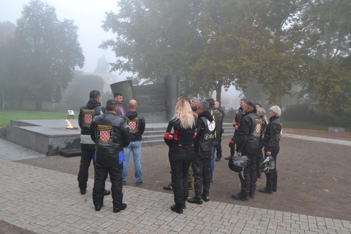  Župan Ivan Celjak je u nedjelju, 16. listopada 2022. godine, ispratio sudionike programa „Putem stradanja poginulih branitelja i civila u Domovinskom ratu“, koji je u sklopu obilježbe Dana hrvatskih branitelja Sisačko-moslavačke županije proveo Moto klub „Veterani Petrinja“. 