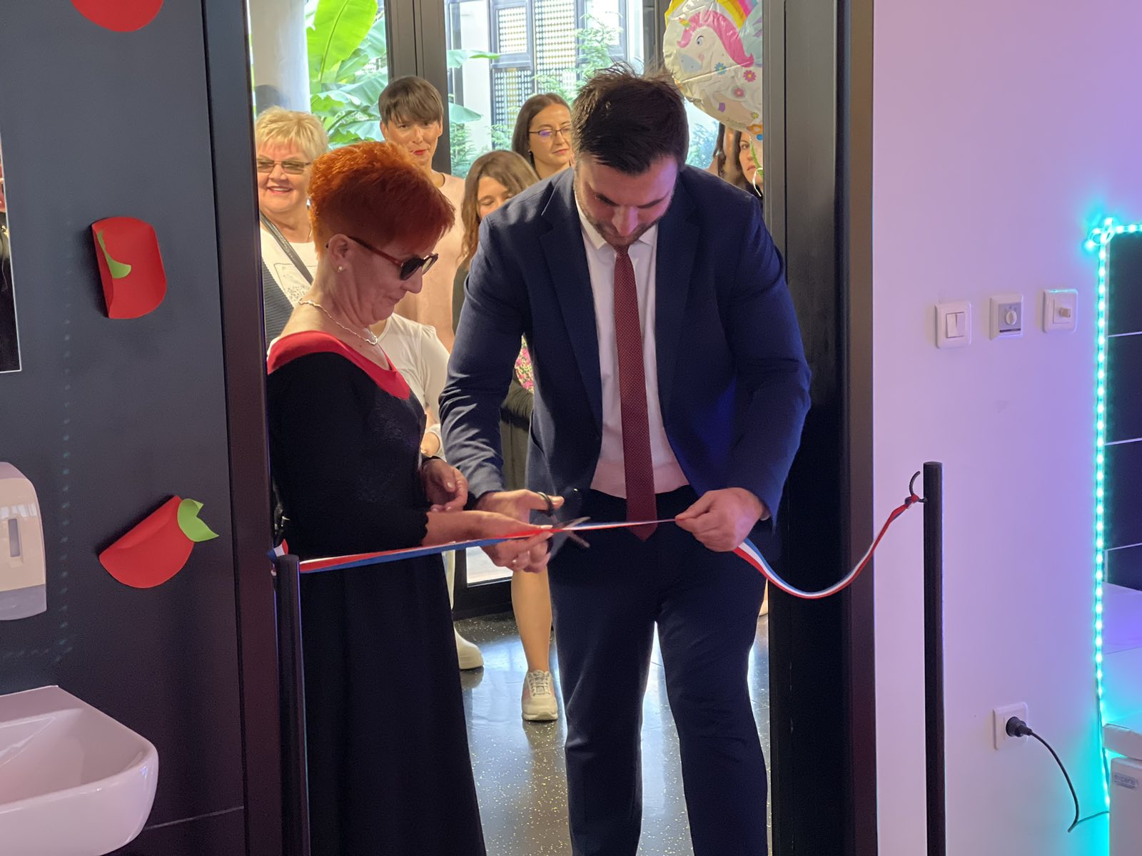  Župan Ivan Celjak tijekom posjeta OŠ Zorke Sever u Popovači, u srijedu, 5. listopada 2022. godine, svečano je otvorio senzornu sobu za učenike u posebnim razrednim odjelima i odgojno-obrazovnim skupinama.