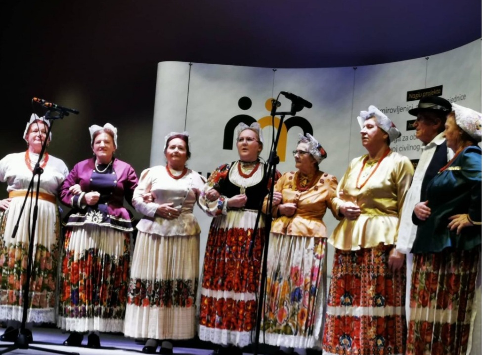 Pročelnica Upravnog odjela za obrazovanje, kulturu, šport, mlade i civilno društvo Robertina Štajdohar prisustvovala je Smotri folklora umirovljenika koja je u subotu, 29. listopada održana u Hrvatskom domu u Glini. Uz nastup kulturno-umjetničkih društava u programu su nastupili i korisnici Doma za starije osobe Glina te članovi Udruge matice umirovljenika Grada Gline i Udruge umirovljenika Grada Kutine. 