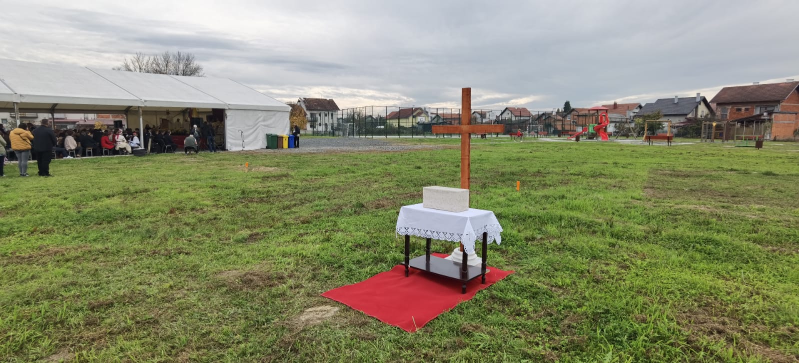 Mihael Jurić, zamjenik župana u subotu 22. listopada 2022. godine nazočio je obilježavanju svetkovine sv. Ivana Pavla II. u Petrinji. Program obilježavanja ove svetkovine započeo je svečanom procesijom iz dvorišta sadašnje župne crkve u Ulici Gromova na mjesto izgradnje buduće crkve u Vatrogasnoj ulici u Petrinji. Nakon procesije održana je sveta misa predvođena sisačkim biskupom mons. Vladom Košićem u sklopu koje je blagoslovljeno gradilište te položen temeljni kamen nove crkve.