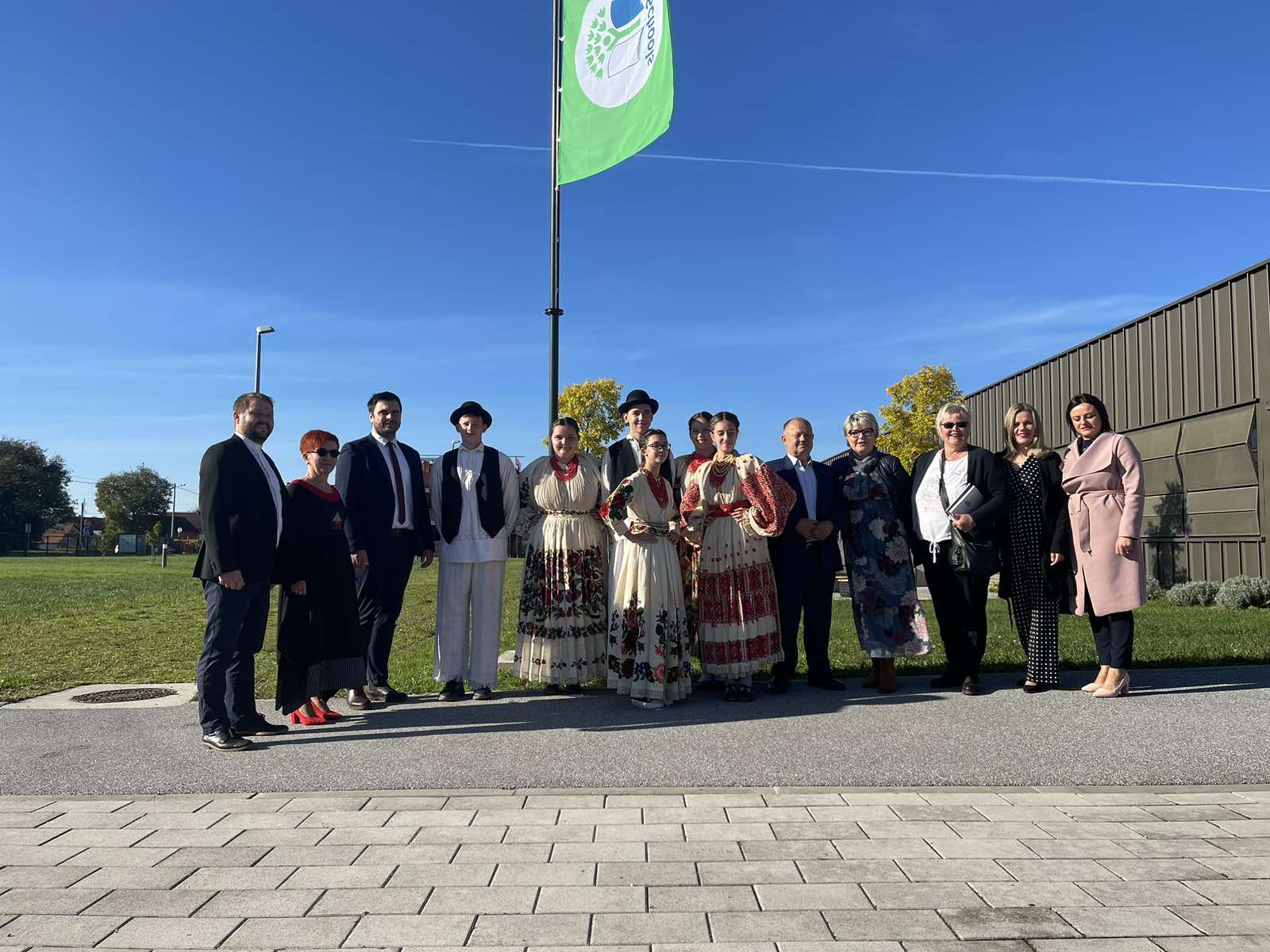 Župan Ivan Celjak je sa suradnicima u srijedu, 5. listopada 2022.godine, posjetio Osnovnu školu Zorke Sever čiji je osnivač Sisačko-moslavačka županija. Ova je škola Svjetski dan učitelja obilježila svečanim podizanjem „Zelene zastave“ u povodu obnavljanja statusa Eko-škole, koji je škola stekla 2020. godine i koji se svake dvije godine obnavlja.