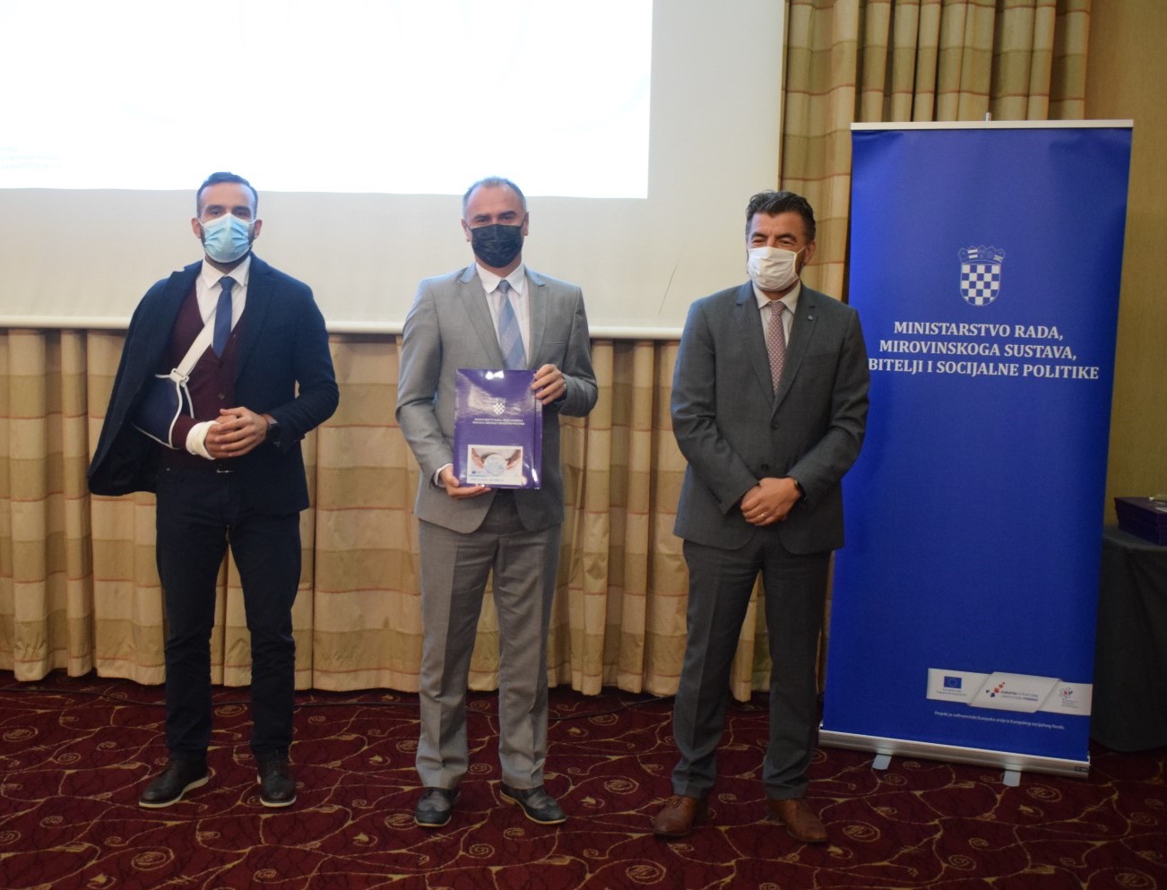 Zamjenik sisačko-moslavačkog župana Mihael Jurić je u utorak, 31. kolovoza 2021. godine, u dvorani Adriatic hotela "International" u Zagrebu sudjelovao u potpisivanju ugovora za poziv "Osiguravanje školske prehrane za djecu u riziku od siromaštva (školska godina 2021.-2022.)“.