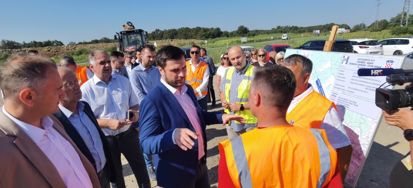 Župan Ivan Celjak je u srijedu, 3. kolovoza 2022. godine, sa suradnicima i uz nazočnost predstavnika Hrvatskih autocesta te zainteresiranih mještana, obišao je gradilište u blizini Žažine, mjesta na području Općine Lekenik, jedno od gradilišta na dovršetku autoceste Zagreb-Sisak, odnosno dionice Lekenik-Sisak.