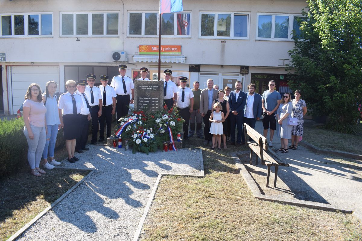 Zamjenik župana Mihael Jurić, uz kojeg su bili vijećnici u Županijskoj skupštini Tomislav Kralj i Domagoj Kelović, nazočio je obilježavanju Dana pobjede i domovinske zahvalnosti i Dana hrvatskih branitelja, koje je u Gušću organiziralo Dobrovoljno vatrogasno društvo Gušće. 