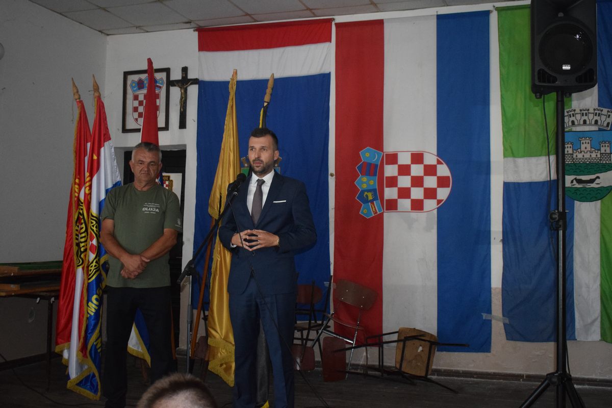  Vijećnik Županijske skupštine Tomislav Kralj je u petak, 5. kolovoza 2022. godine, kao izaslanik župana Ivana Celjaka, u Komarevu nazočio obilježavanju i sjećanju na Dan pobjede i domovinske zahvalnosti i Dan hrvatskih branitelja, koje je i ove godine pod nazivom „Zajedno u ratu, zajedno u miru!“ organizirao Temeljni ogranak UHDDR-a Komarevo. 