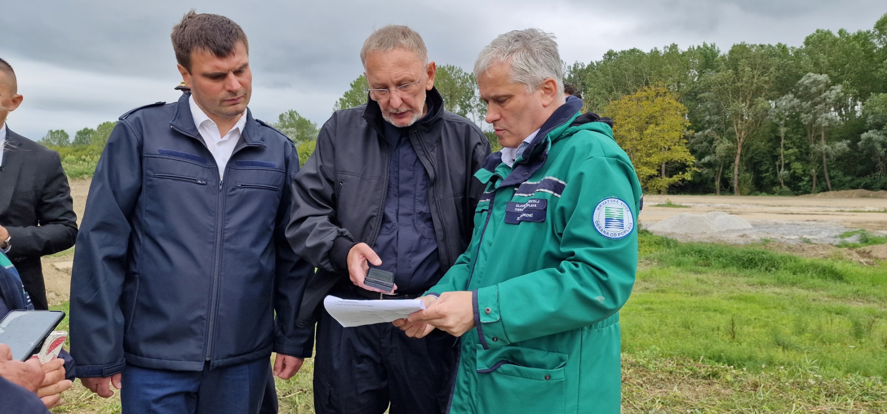 Župan Ivan Celjak u pratnji potpredsjednika Vlade Republike Hrvatske i ministra unutarnjih poslova Davora Božinovića i direktora Hrvatskih voda Zorana Đurokovića obišao je u poslijepodnevnim satima Savski nasip u Galdovu, na području bivše ORA-e, na kojem se trenutno izvode radovi ojačavanja i navoza zemlje zbog prijetnje velikog vodenog vala koji se očekuje tijekom ove noći.
