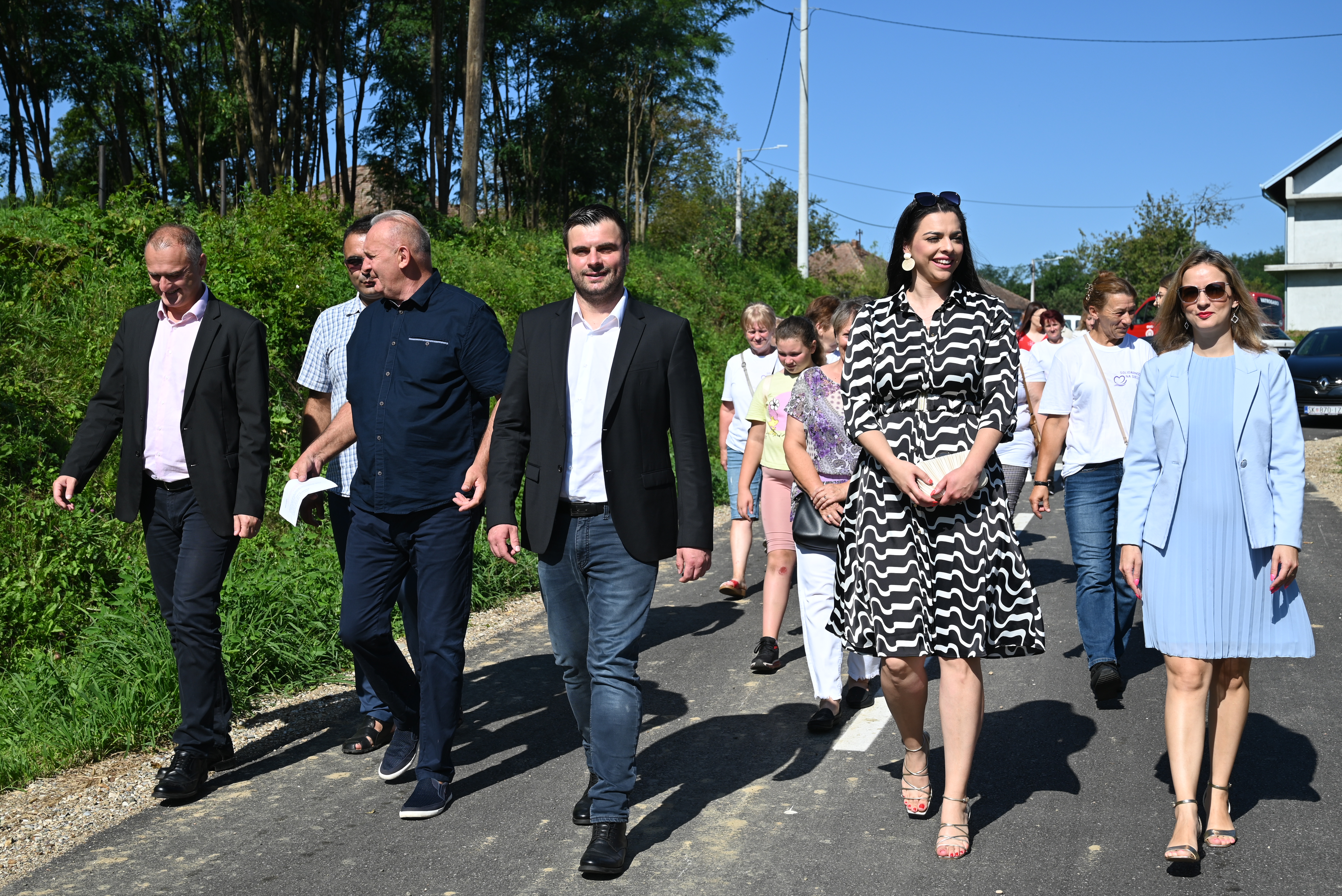 Župan Ivan Celjak obišao je danas na području općine Donji Kukuruzari završene radove sanacije lokalne ceste u naselju Donja Velešnja. Vrijednost izvedenih radova iznosila je oko 232 tisuće eura koji su financirani iz Fonda solidarnosti EU.