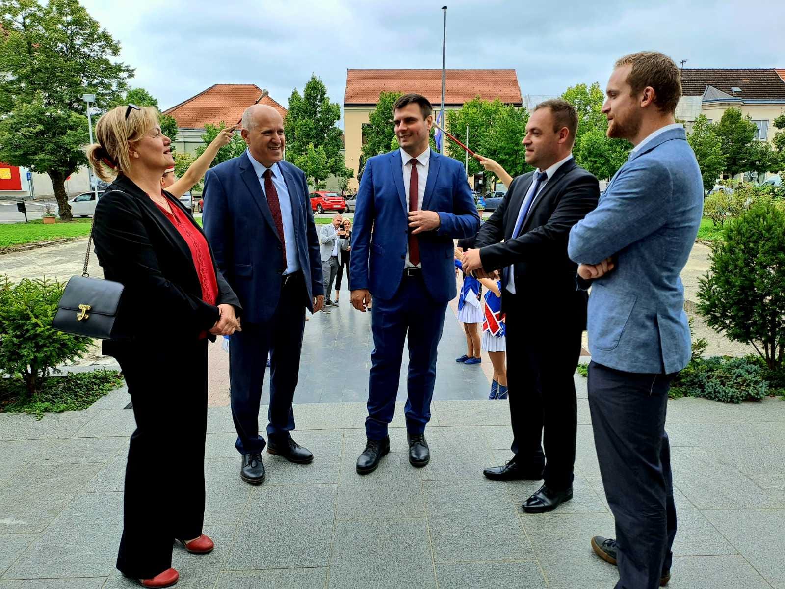 Svečano je bilo danas u Glini koja slavi svoj dan. Stanovnicima grada Gline čestitku je uputio župan Ivan Celjak koji je podsjetio kako Sisačko-moslavačka županija provodi značajne projekte na području Gline