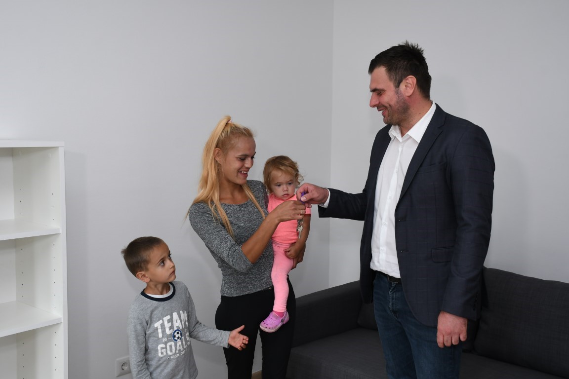 Nove tri obitelji, čiji su domovi oštećeni u potresu, danas su privremeno smještene na području Dvora u stanove koje je obnovila, uredila i opremila Sisačko-moslavačka županija. 