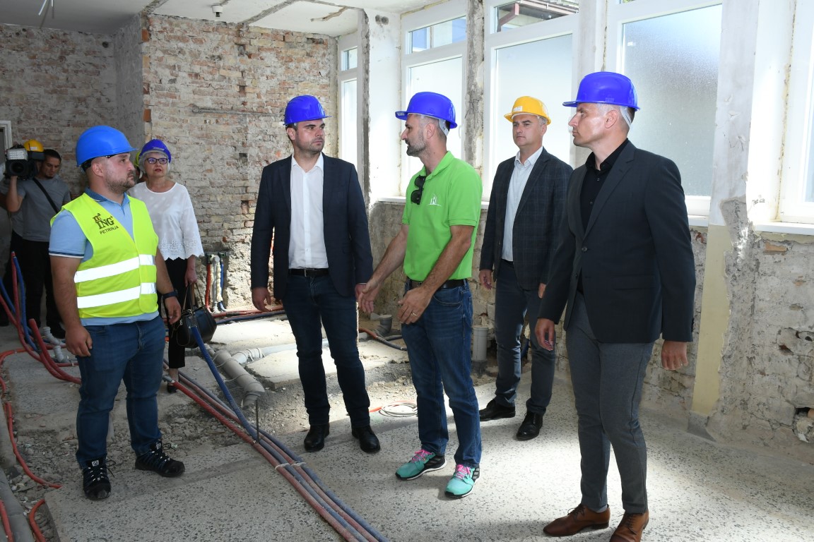 Radove na obnovi ove ambulante obišao je župan Ivan Celjak sa suradnicima