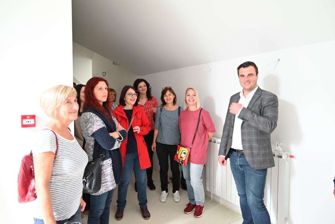 Nekoliko dana uoči svečanog otvorenja obnovljene zgrade Gimnazije Sisak, župan Ivan Celjak, zajedno s ravnateljem Božidarom Dujmićem i profesorima, obišao je u četvrtak 31. kolovoza 2023. godine zgradu sisačke Gimnazije na kojoj su radovi obnove i opremanja pri samom kraju.