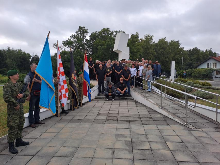 Zamjenik župana Mihael Jurić je kod spomen-obilježja "Pukovniku Predragu Matanoviću i suborcima" u Petrinji sudjelovao u odavanju počasti hrvatskim braniteljima u povodu obilježavanja 28. obljetnice sudjelovanja 2. gardijske brigade "Grom" u vojnoredarstvenoj operaciji "Oluja".