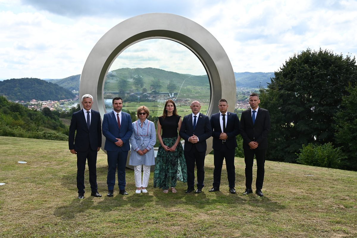 Župan Ivan Celjak je, kao izaslanik predsjednika Hrvatskog sabora Gordana Jandrokovića, nazočio obilježavanju 32. godišnjice pogibije Gordana Lederera, koje je kod spomen-obilježja „Slomljeni pejzaž“ na brdu Čukur u Hrvatskoj Kostajnici, održano u organizaciji Grada Hrvatska Kostajnica.