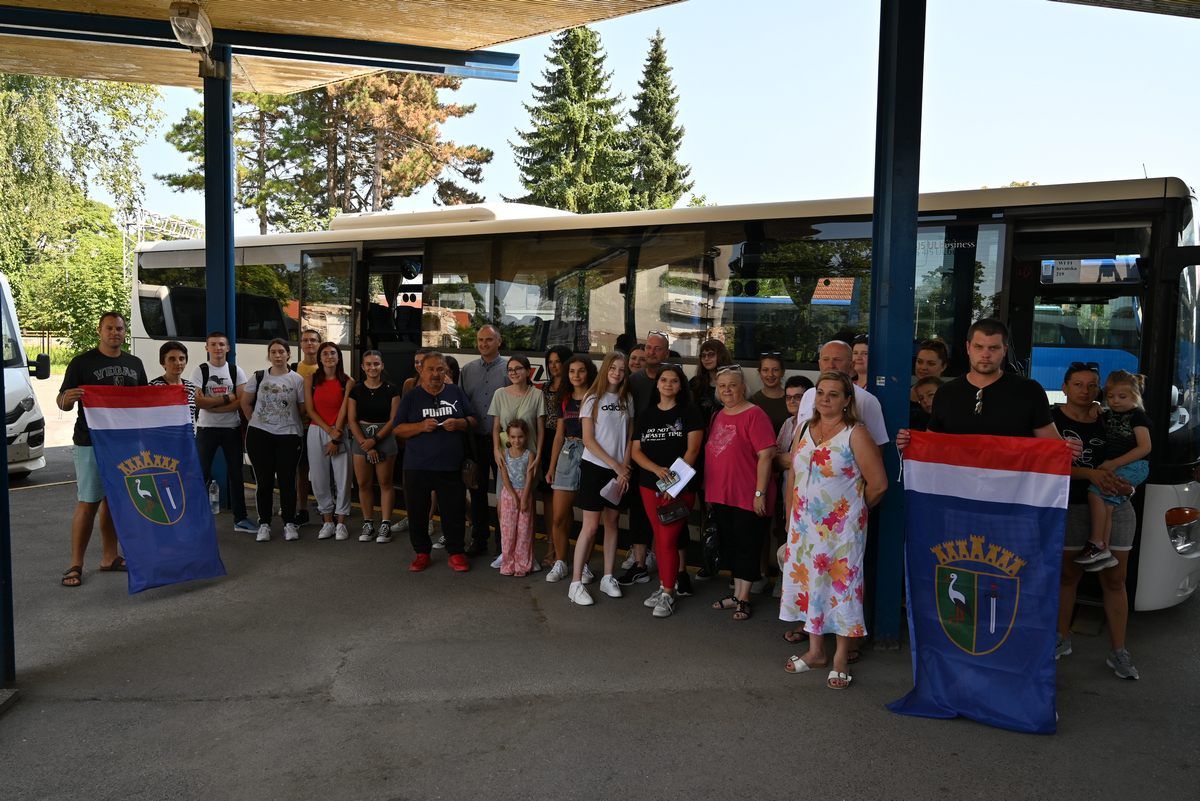 Već drugu godinu za redom autobus srednjoškolaca i njihovih pratitelja, danas u prijepodnevnim satima, krenuo je put Mađarske. Tamo će punih sedam dana besplatno boraviti u ljetnom kampu.