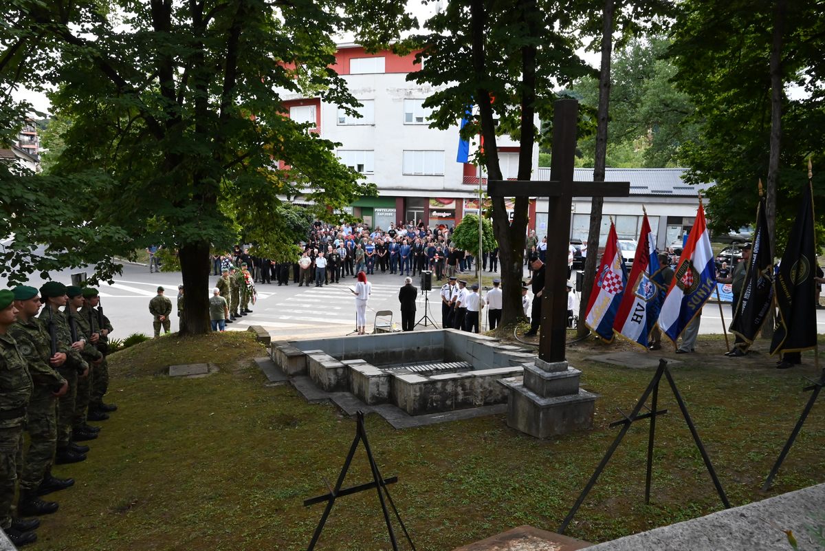 Župan Ivan Celjak je, kao izaslanik predsjednika Hrvatskog sabora Gordana Jandrokovića, nazočio obilježavanju 28. obljetnice završetka VRO Oluja, koje je organizirala Udruga hrvatskih branitelja liječenih od posttraumatskog stresnog poremećaja SMŽ, uz Hrvatski demokratski forum iz Struge Banske i Općinu Dvor.