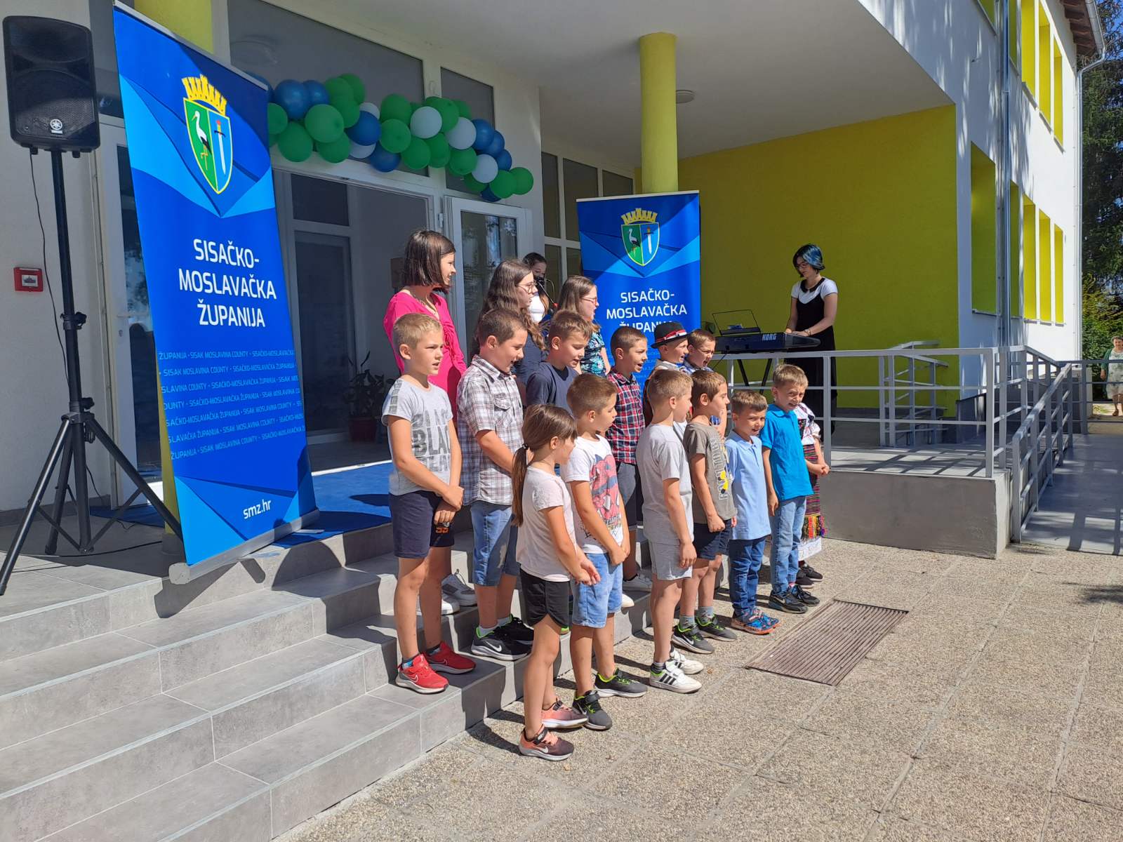 Sisačko-moslavačka županija završila je obnovu još jedne svoje škole. Riječ je o Osnovnoj školi Katarina Zrinska Mečenčani koja je teško oštećena u potresu. Obnovljenu školu, koja se nalazi na području Općine Donji Kukuruzari, danas je na prigodnoj svečanosti, otvorio župan Ivan Celjak istaknuvši kako je izuzetno ponosan i sretan, prvenstveno zbog učenica i učenika, koji se napokon vraćaju u svoju matičnu školu.