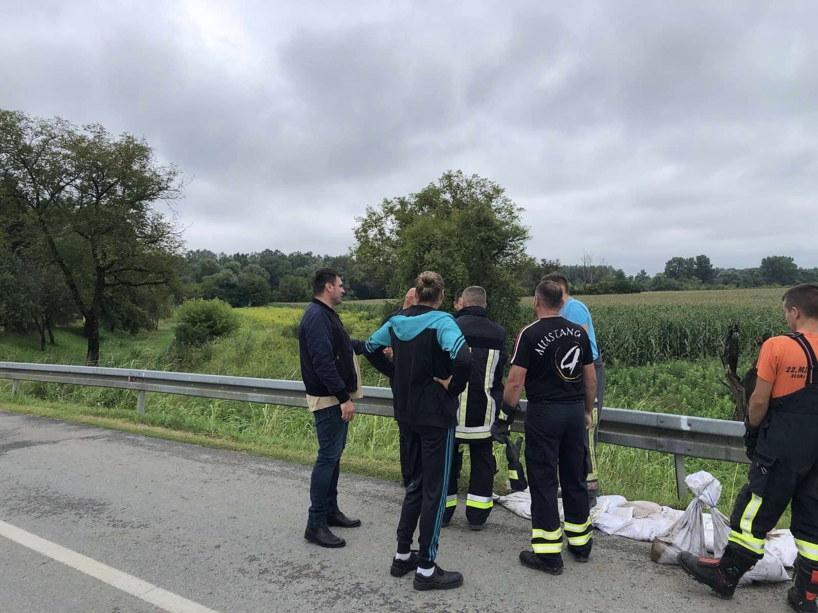 Župan Ivan Celjak je obišao krizne točke obrane od poplave na području Martinske Vesi. 