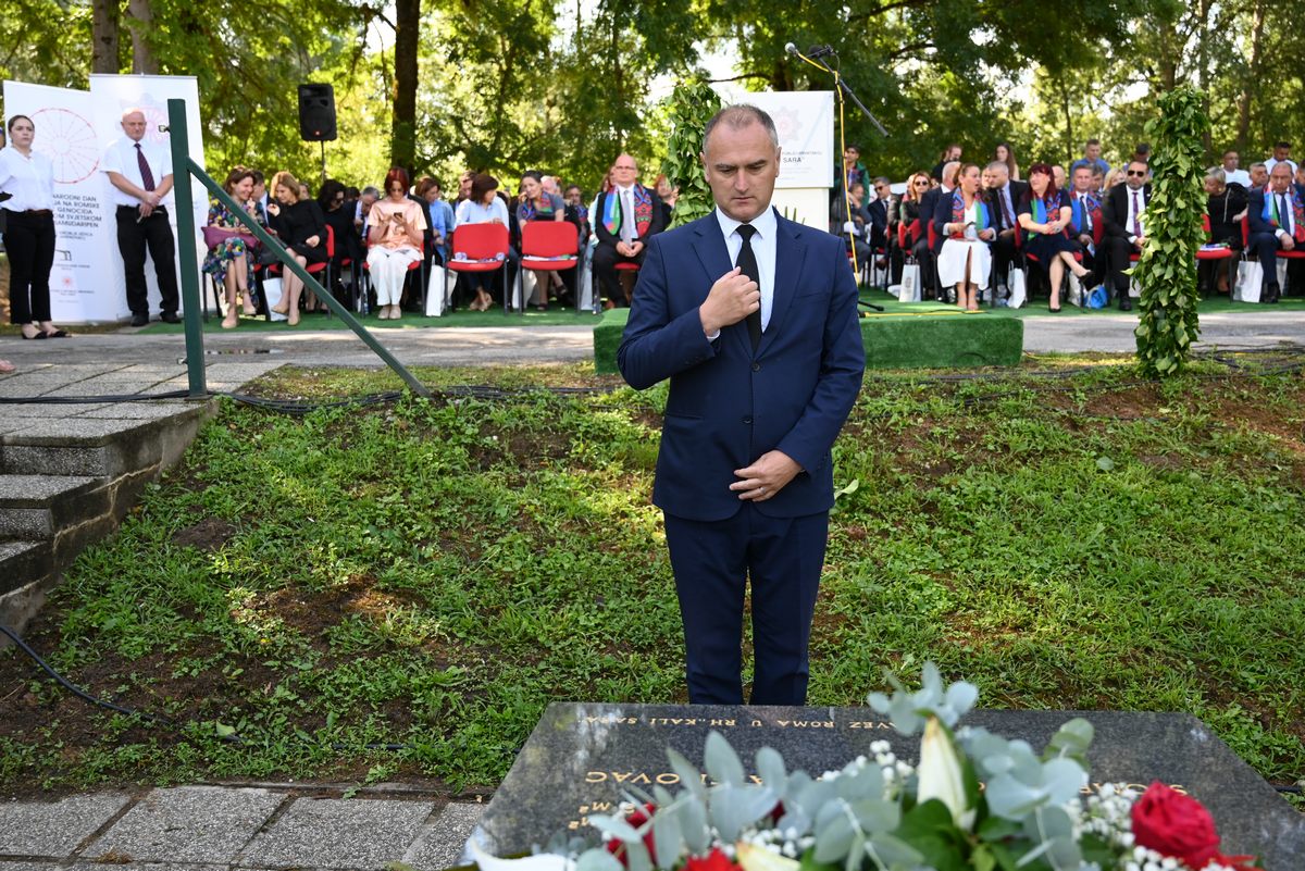 Zamjenik župana Mihael Jurić je u Uštici, naselju na području općine Jasenovac, nazočio svečanoj komemoraciji, koja je u povodu Međunarodnog dana sjećanja na romske žrtve genocida u Drugom svjetskom ratu – Samudaripena, održana na romskom groblju.