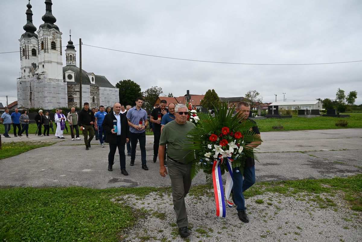 Ravnatelj Kulturno-povijesnog centra SMŽ Ivica Valent je, kao izaslanik župana Ivana Celjaka, u Selima kod Siska nazočio tradicionalnom sjećanju na Stjepana Hrvojića-Pepu, mještanina Sela, bojnika 2. gardijske brigade „Grom“, koji je poginuo u vojno-redarstvenoj operaciji „Oluja“.
