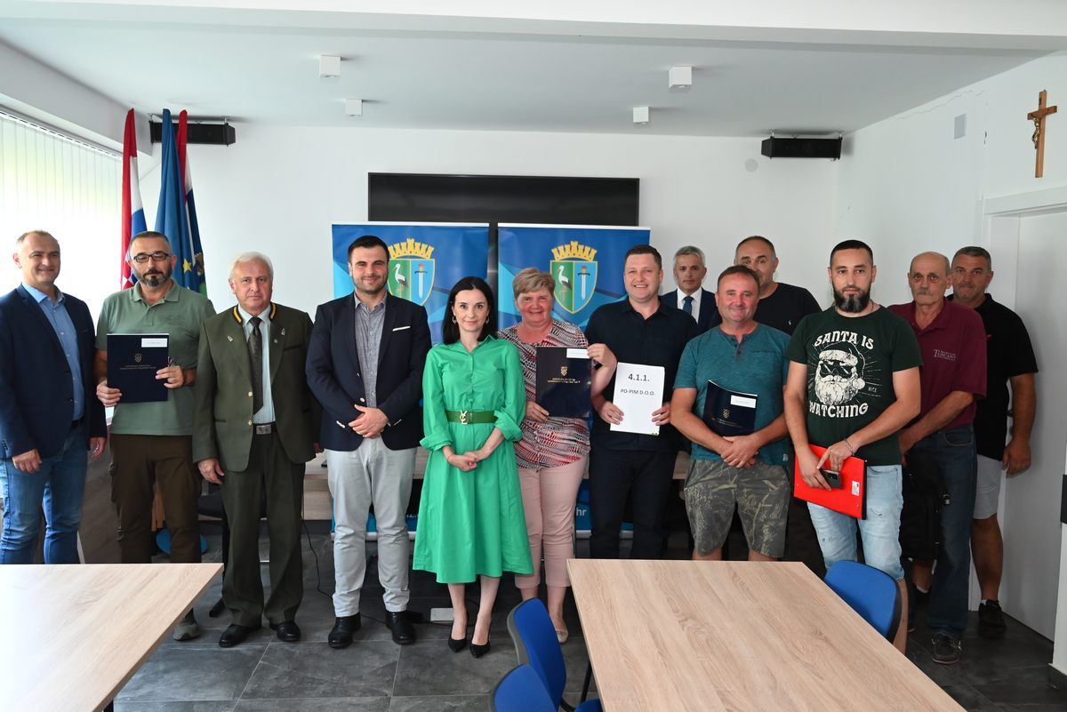 Župan Ivan Celjak je sa suradnicima nazočio dodjeli ugovora Ministarstva poljoprivrede, koja je održana u sisačkom Domu obrtnika.