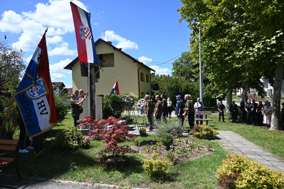 Dan pobjede i domovinske zahvalnosti i Dan hrvatskih branitelja obilježeni su u nepobjedivom Komarevu. 