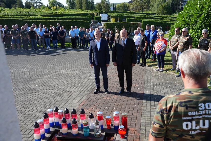 Dan pobjede i domovinske zahvalnosti i Dan hrvatskih branitelja obilježen je u organizaciji Grada Siska odavanjem počasti poginulim, umrlim i nestalim hrvatskim braniteljima kod spomenika u Parku dr. Franje Tuđmana i kod središnjeg križa na groblju Viktorovac.