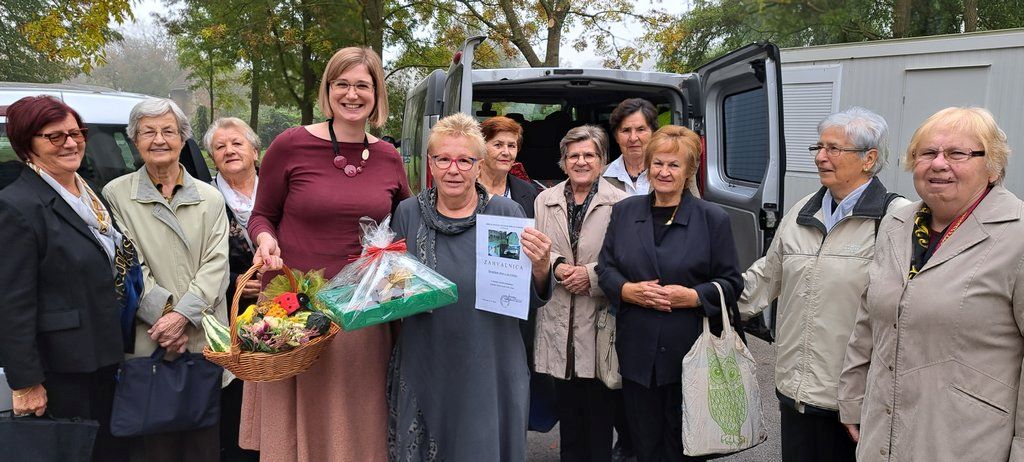 U petak, 14. listopada 2022. godine, članice ženskog pjevačkog zbora Lira iz Petrinje posjetile se korisnike Doma za psihički bolesne odrasle osobe Petrinja koji su privremeno s mješteni u prostoru Neuropsihijatrijske bolnice dr. Ivan Barbot u Popovači.