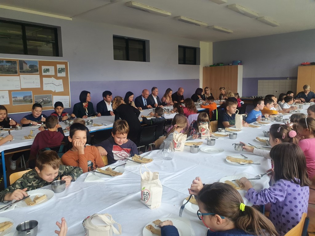 Župan Ivan Celjak i ministrica poljoprivrede Marija Vučković sudjelovali su u utorak, 11. listopada 2022. godine u Osnovnoj školi Mate Lovraka u Petrinji na Školskom mednom doručku. Manifestaciji su se pridružili i zamjenik župana Mihael Jurić, gradonačelnica Petrinje Magdalena Komes i predsjednik Hrvatskog pčelarskog saveza Dražen Kocet.