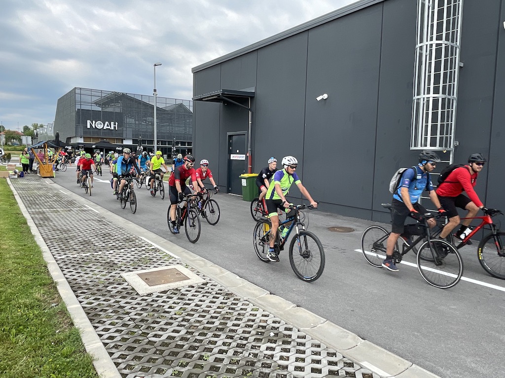 Povodom proslave Dana Sisačko-moslavačke županije održana je biciklijada “Giro de Banovina 2022” dužine oko 122 km sa startom u Sisku i ciljem u Hrvatskoj Kostajnici, a prolazila je kroz Petrinju, Glinu i Dvor.  Biciklijadu je organizirao RBU Labudovi sa Zajednicom sportskih udruga i saveza SMŽ, Turističkom zajednicom SMŽ i Biciklističkim savezom SMŽ.  Prije samoga starta svim natjecateljima je sigurnu vožnju zaželio Darjan Vlahov, privremeni pročelnik Upravnog odjela za gospodarstvo, investicije, razvojne projekte i fondove EU i Marko Badrić, predsjednik Zajednice sportskih udruga i saveza SMŽ.