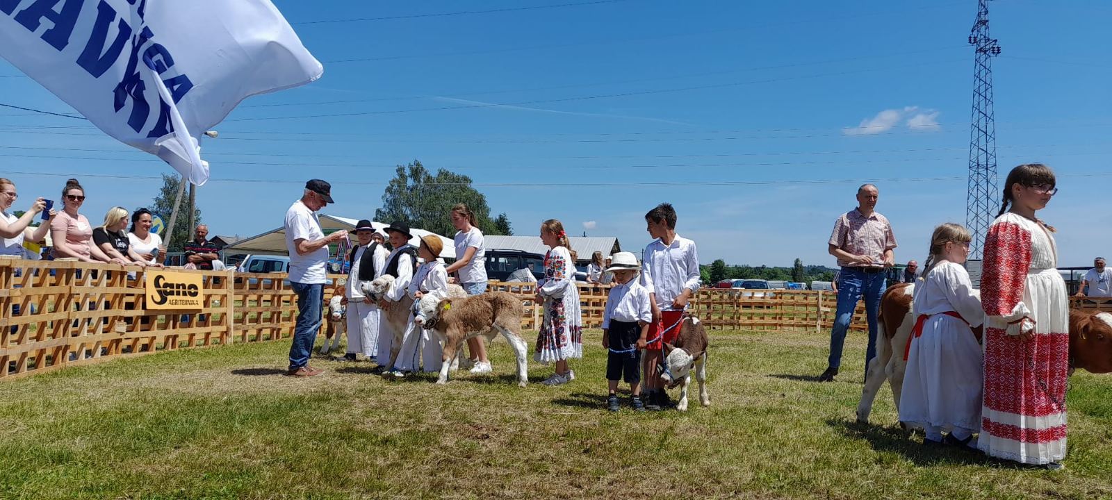 Pročelnica Upravnog odjela za poljoprivredu, ruralni razvoj, zaštitu okoliša i prirode Anita Sinjeri-Ibrišević je u subotu, 4. lipnja 2022. godine, na prostoru Sajmišta u Popovači nazočila Županijskoj izložbi stoke.