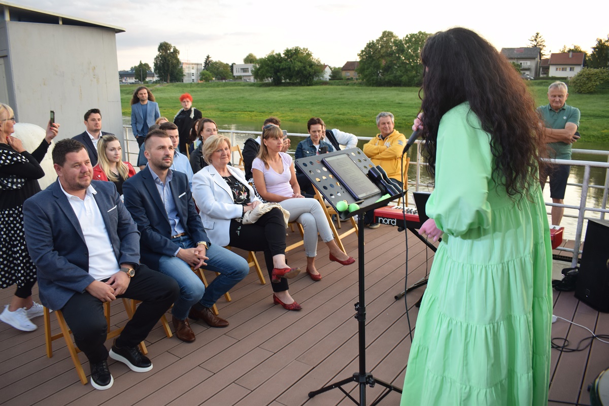 Izaslanik župana Ivana Celjaka, vijećnik u Županijskoj skupštini Tomislav Kralj, uz kojega su bili i vijećnik Mario Markić i predsjednica županijske Zajednice kulturno-umjetničkih udruga Ivanka Roksandić, nazočio je u petak, 10. lipnja 2022. godine, na brodu Biokovo, uz Šetnicu Slavoljuba Slave Striegla u Sisku Kvirinovim poetskim susretima.