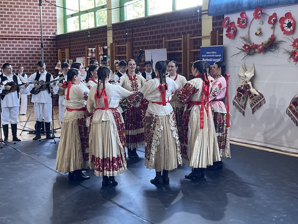 Predsjednik Županijske skupštine Mato Fofić je u nedjelju, 12. lipnja 2022. godine, u sportskoj dvorani Osnovne škole „Braća Radić“ u Martinskoj Vesi svečano otvorio „Martinske susrete“, smotru folklora Sisačko-moslavačke županije.