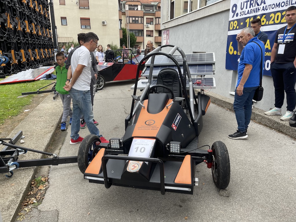 Tehnička škola Sisak organizirala je u Sisku u sklopu projekta SOELA devetu po redu utrku solarnih automobila. Ovogodišnja SOELA ima i međunarodni karakter jer su na utrci sudjelovati srednjoškolci iz Posušja (BiH).  Na utrci solarnih automobila sudjelovalo je 21 vozilo iz 17 škola i jednog fakulteta, a iz godine u godinu, vozila koja se natječu su moderniji, a učenici nastoje uvijek nešto novo ugraditi u njih.  Utrku je otvorio Darjan Vlahov, privremeni pročelnik Upravnog odjela za gospodarstvo, investicije, razvojne projekte i fondove EU, koji je nagasio kako je ova utrka postala i prepoznatljivi brand te kako je potrebno uložiti puno truda da bi se svako vozilo proizvelo i poboljšalo.