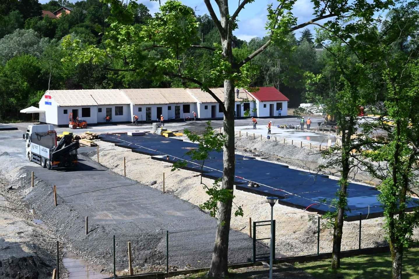 Potpredsjednik Vlade RH i ministar prostornog uređenja, graditeljstva i državne imovine Branko Bačić je, uz pratnju sisačko-moslavačkog župana Ivana Celjaka i gradonačelnika Gline Ivana Jankovića, obišao u srijedu, 28. lipnja 2023. godine ovaj grad na Banovini, u kojem traju užurbani radovi na rješavanju stambenog pitanja brojnih građana, čiji su objekti teško stradali u katastrofalnom potresu.