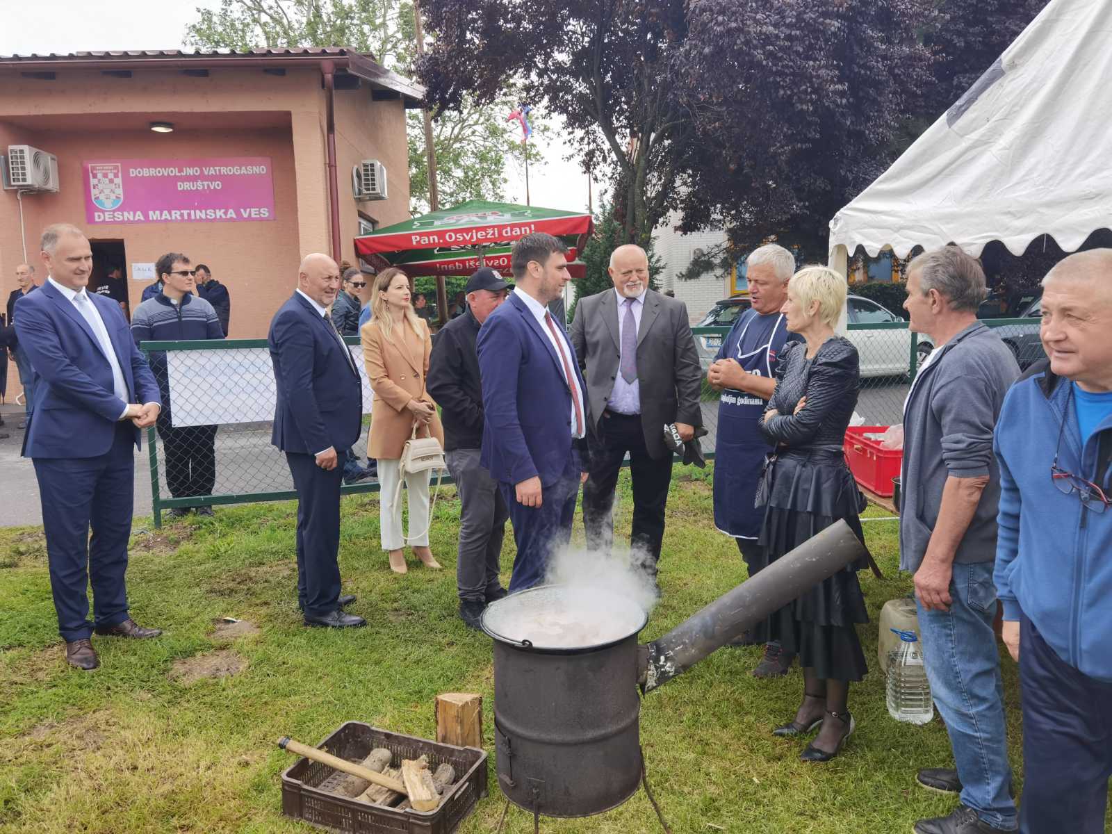 Župan Ivan Celjak sa suradnicima pozdravio je u nedjelju, 11. lipnja 2023. godine, sudionike Bažulijade u D. Martinskoj Vesi. 