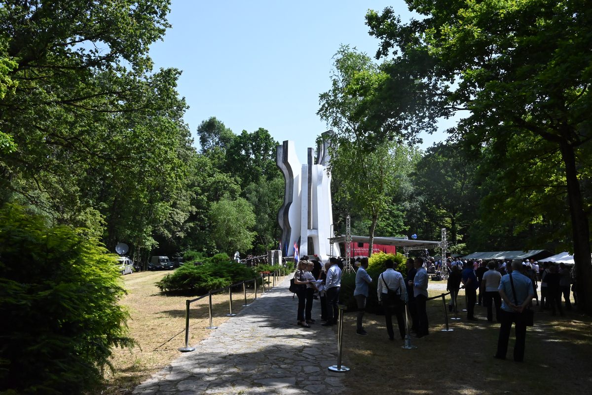 Zamjenik župana Mihael Jurić je kod spomenika u šumi Brezovica pokraj Siska nazočio svečanom obilježavanju Dana antifašističke borbe.