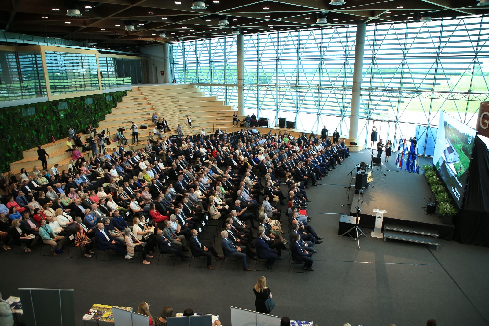 Zamjenik župana Mihael Jurić je u petak, 2. lipnja 2023. godine u Osijeku nazočio svečanoj sjednici Županijske skupštine u povodu Dana Osječko-baranjske županije. Svečanoj sjednici je nazočio Andrej Plenković, predsjednik Vlade Republike Hrvatske.