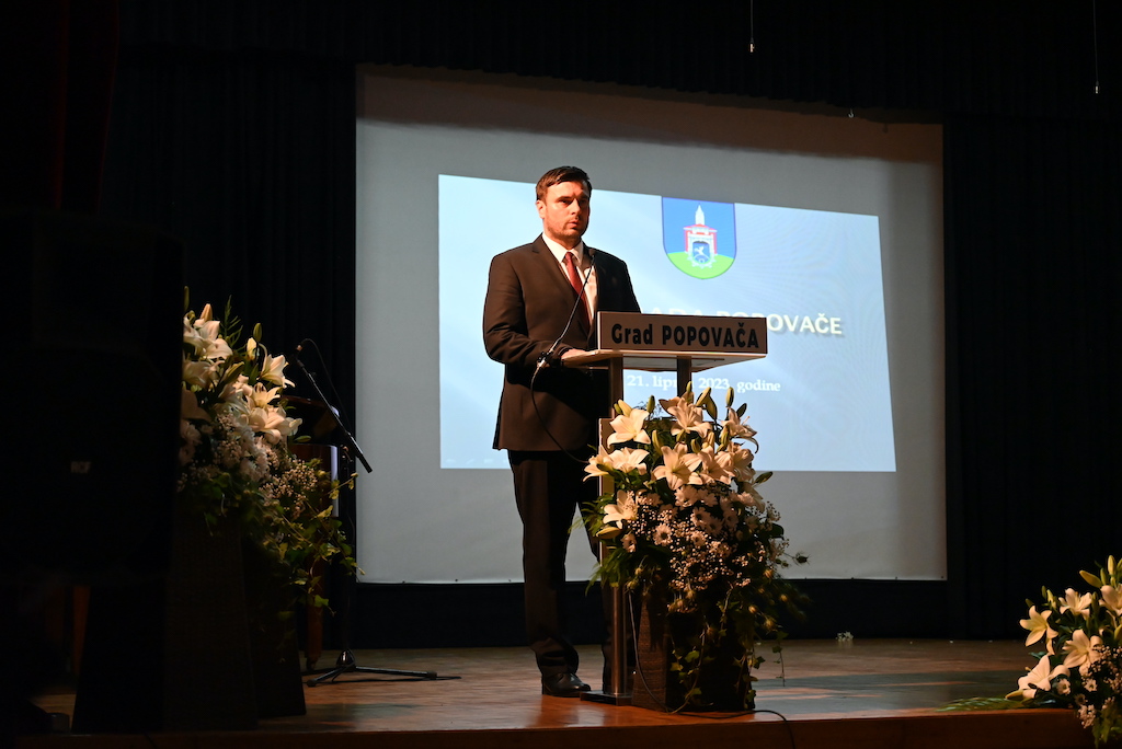 Svečanom sjednicom Gradskog vijeća, Popovača je u srijedu, 21. lipnja 2023. godine proslavila Dan grada i blagdan svoga zaštitnika, sv. Alojzija Gonzage. Svim stanovnicama i stanovnicima Dan grada Popovače čestitao je župan Ivan Celjak, u svojstvu izaslanika predsjednika Vlade RH Andreja Plenkovića i predsjednika Hrvatskog sabora Gordana Jandrokovića, istaknuvši tom prilikom izvrsnu suradnju Sisačko-moslavačke županije i Grada Popovače. Sisačko-moslavačka županija provodi značajne projekte na području grada Popovače.