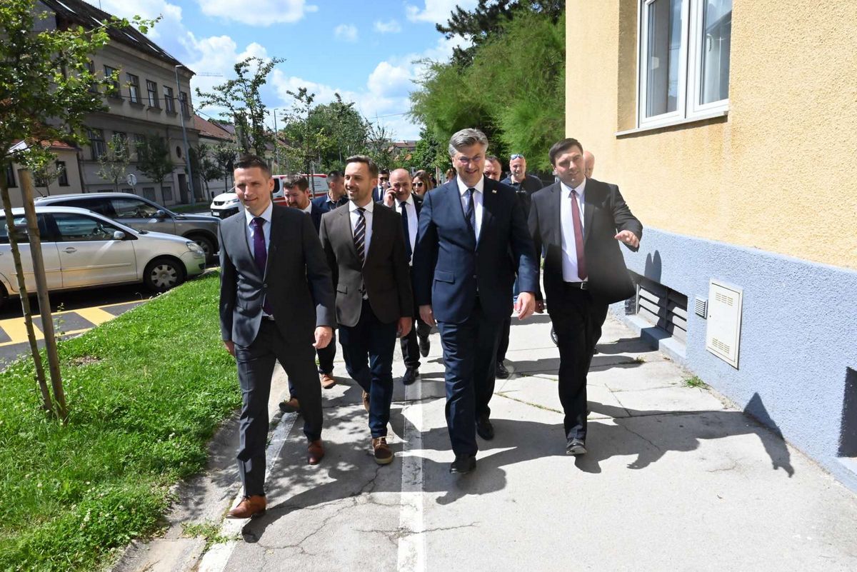 Predsjednik Vlade RH Andrej Plenković je, u pratnji sisačko-moslavačkog župana Ivana Celjaka, obišao objekte zgrada javne namjene na kojima je obnova dovršena ili je u završnoj fazi.