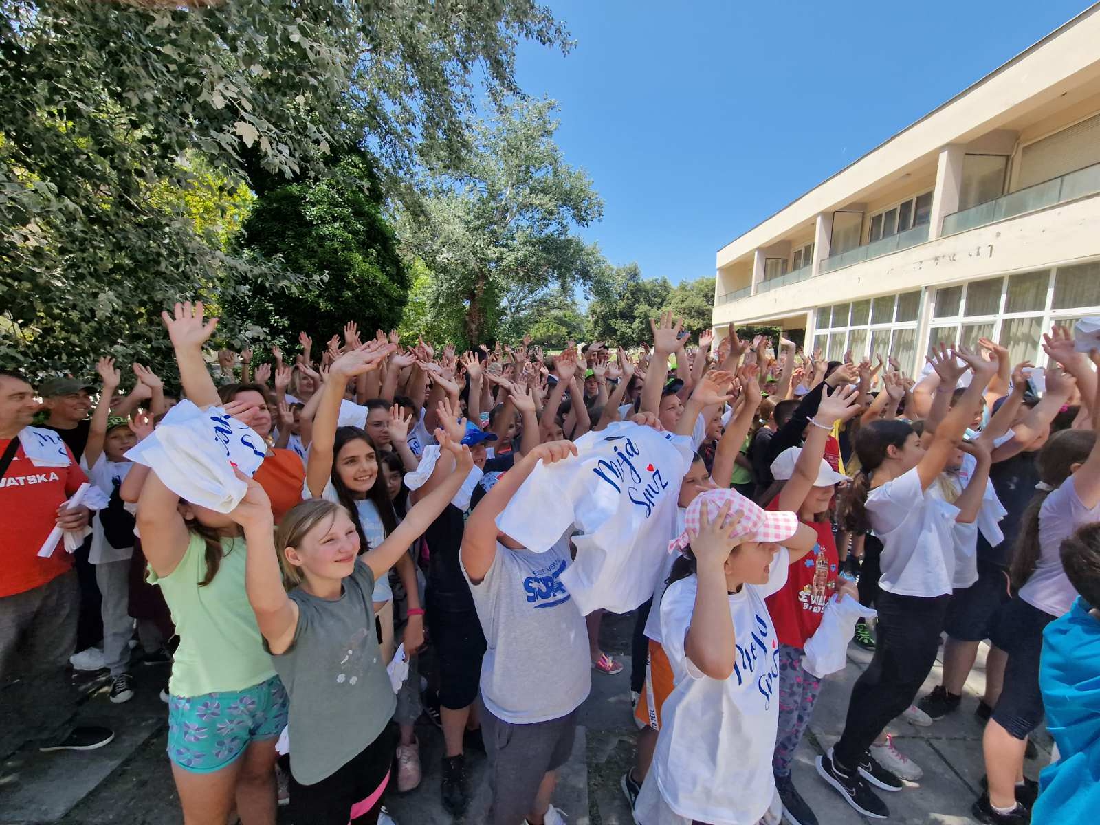 Sisačko-moslavački župan Ivan Celjak sa suradnicima i splitsko-dalmatinski župan Blaženko Boban, kojima se pridružio i brodsko-posavski župan Danijel Marušić, dočekali su u dopodnevnim satima prvu grupu četvrtaša iz Sisačko-moslavačke županije koji su stigli na besplatno ljetovanje u Split.