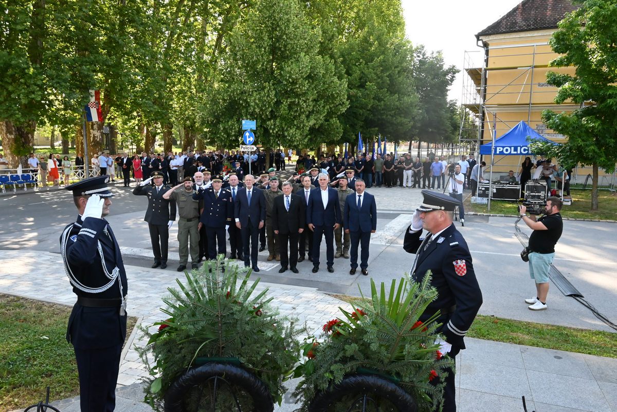 U organizaciji Ministarstva unutarnjih poslova, Policijske uprave sisačko-moslavačke i Grada Gline, u Glini je obilježena 32. obljetnica početka oružanog otpora srpskom agresoru na glinskom području.