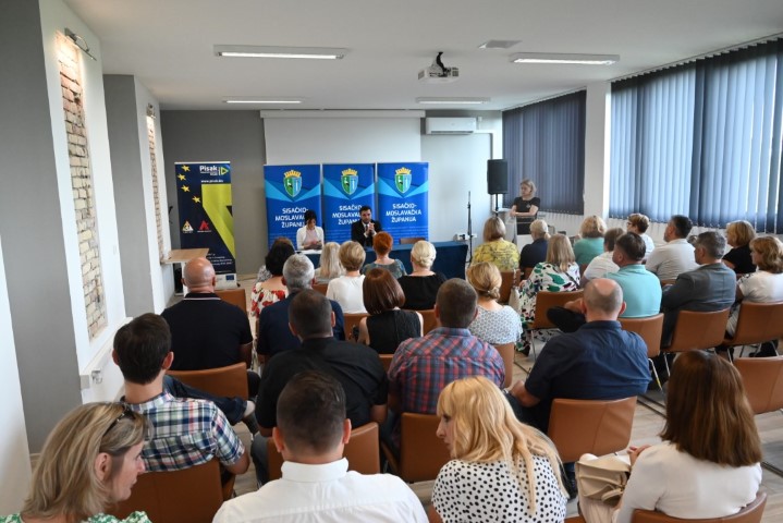 Župan Ivan Celjak, je u srijedu 21. lipnja 2023. godine s ravnateljima osnovnih škola s područja Sisačko-moslavačke županije potpisao Sporazume o međusobnoj suradnji Sisačko-moslavačke županije i osnovnih škola s područja SMŽ u provođenju programa ljetovanja u Splitu za  učenice i učenike četvrtih razreda.