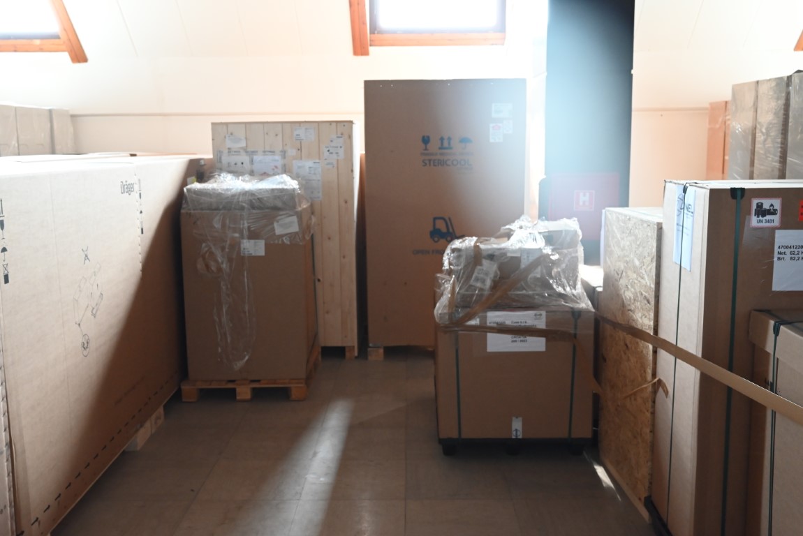 Županija jenabavila najmoderniju opremu za zdravstvene ustanove koja je privremeno smještena u prostoru bivše robne kuće u Sisku gdje je župan Ivan Celjak sa suradnicima, ravnateljima zdravstvenih ustanova te voditeljima službi i ispostava čijim je odjelima oprema i namijenjena, istaknuo kako je riječ o povijesnom trenutku za županijski zdravstveni sustav.