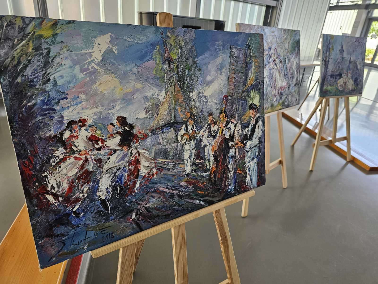 U prigodi Dana Sisačko-moslavačke županije, jučer je u Strukovnoj školi Sisak otvorena izložba „Baština, folklor, život: Stvaralaštvo Božidara Škofača“ nedavno preminulog slikara prof. Božidara Škofača iz Letovanića.