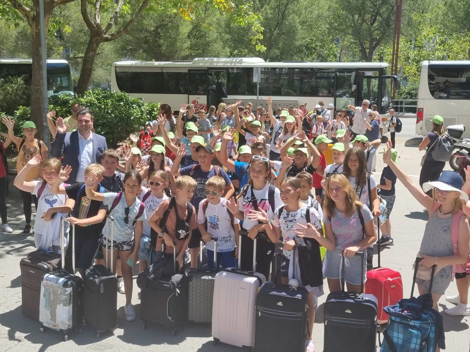  Još svega tri dana preostalo je do kraja školske godine i zasluženog odmora za sve naše učenike. Ipak, ovi će ljetni praznici biti posebni za više od 800 učenika svih četvrtih razreda osnovnih škola iz cijele Sisačko-moslavačke županije koji će i ovoga ljeta besplatno ljetovati u srcu Dalmacije, u predivnom Splitu.