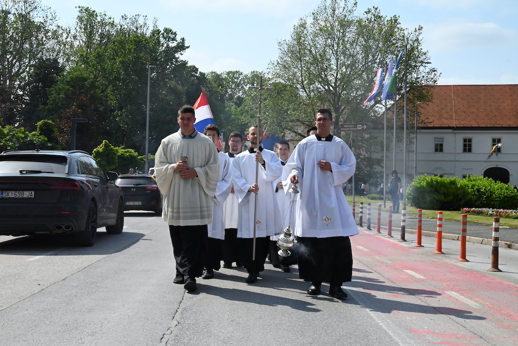 Župan Ivan Celjak, zamjenik župana Mihael Jurić i predsjednik Županijske skupštine Mato Fofić sa suradnicima u subotu, 3. lipnja 2023. godine, u Sisku sudjelovali su u proslavi svetkovine sv. Kvirina, zaštitnika Sisačke biskupije i grada Siska.